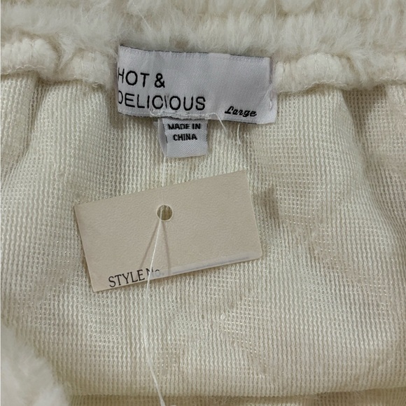 NWT Hot & Delicious White Quilted Faux Fur Drawstring Mini Skirt L - Picture 6 of 8